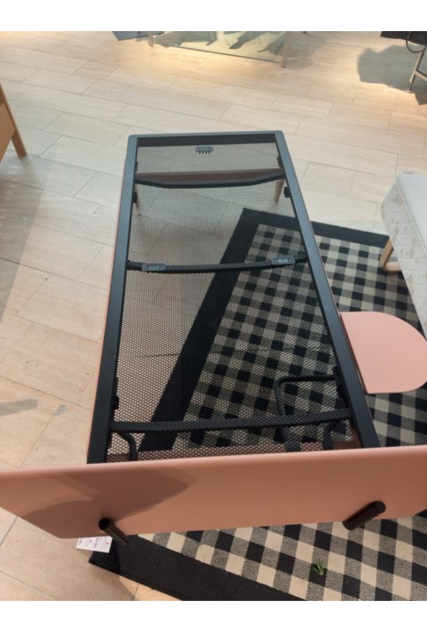 Sengeramme i lyserød med natbord